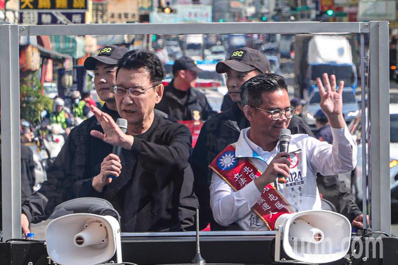 國民黨副總統候選人趙少康（左）陪同立委候選人黃健豪（右）在台中市進行車隊掃街拜票。記者黃仲裕／攝影