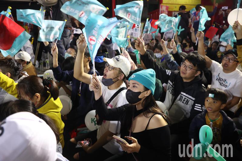柯文哲今到台南掃街，晚間到北區廟口開講，2000名支持者齊聚力挺。記者余承翰／攝影