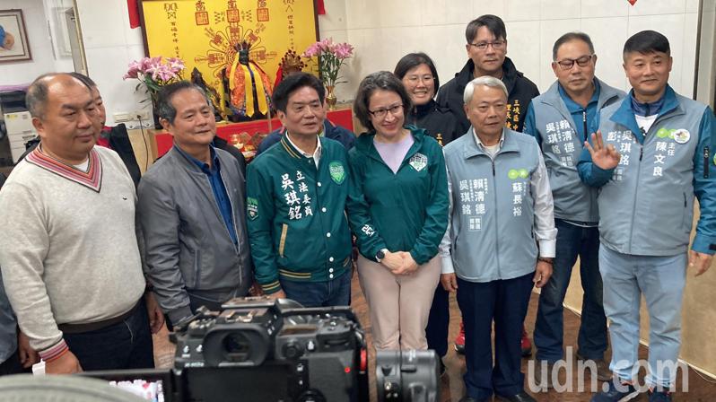 三峽農會理事長蘇俊龍(左)本月6日為吳琪銘輔選。記者李定宇／攝影