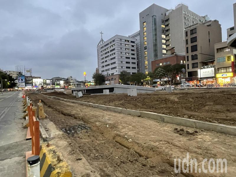 新竹市政府在馬偕醫院旁動工新建「園道五地下停車場」，原定去年底完工啟用，但因為地上的景觀工程還在進行，預計完工時間延到今年4月。記者張裕珍／攝影