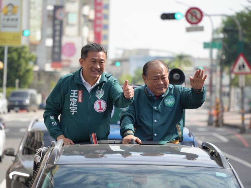 王定宇(左)今上午邀請澎湖縣長陳光復(右)與他一起在東區車掃。圖／王定宇競選總部提供