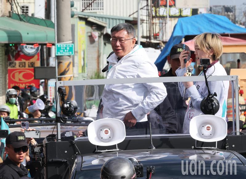民眾黨總統候選人柯文哲（左）今天在台南掃街拜票。記者劉學聖／攝影