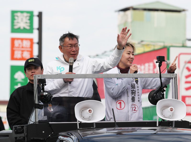 民眾黨總統候選人柯文哲（左二）今天在台南掃街。記者劉學聖／攝影