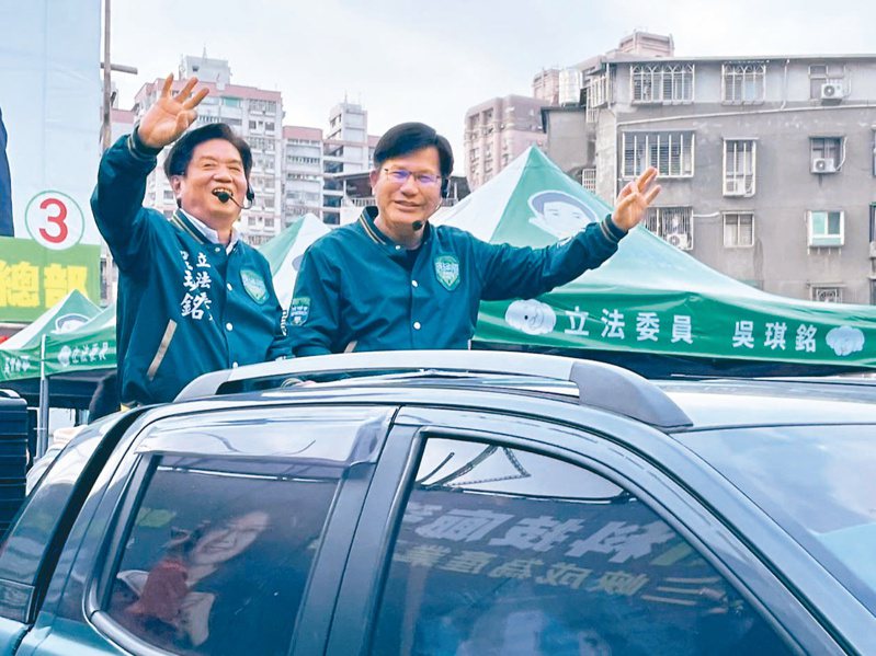 吳琪銘（左）昨找來總統府秘書長林佳龍（右）陪掃街。記者李定宇／攝影