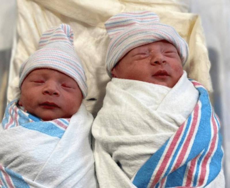 這對雙胞胎相隔40分鐘出生，年齡上卻差1歲。（X）