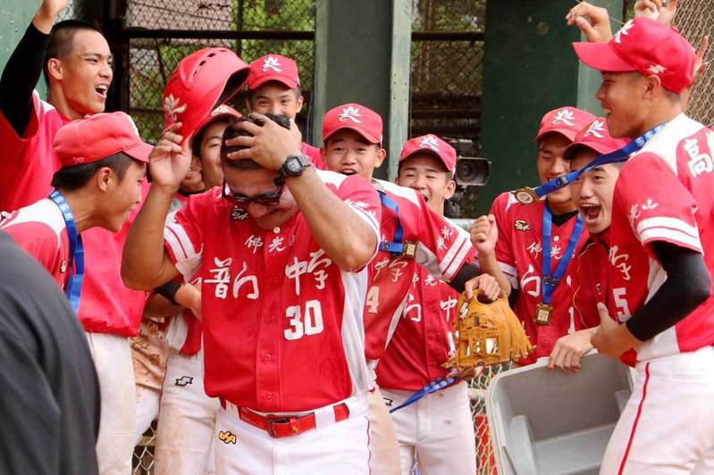 洪榮宏帶領普門中學在鋁棒聯賽封王。 學生棒球聯盟提供