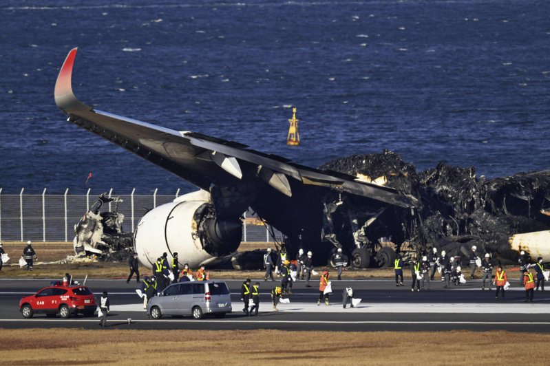 日航一架班机本月2日因与海保厅飞机擦撞，在羽田机场的跑道上燃烧。美联社(photo:UDN)