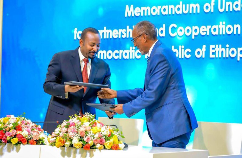 索馬利蘭國防部長近日憤而請辭，以抗議國家將港口租讓給衣索比亞。圖為衣國總理阿比與索國總理阿比迪當時簽定MOU。（@musebiihi via Twitter）