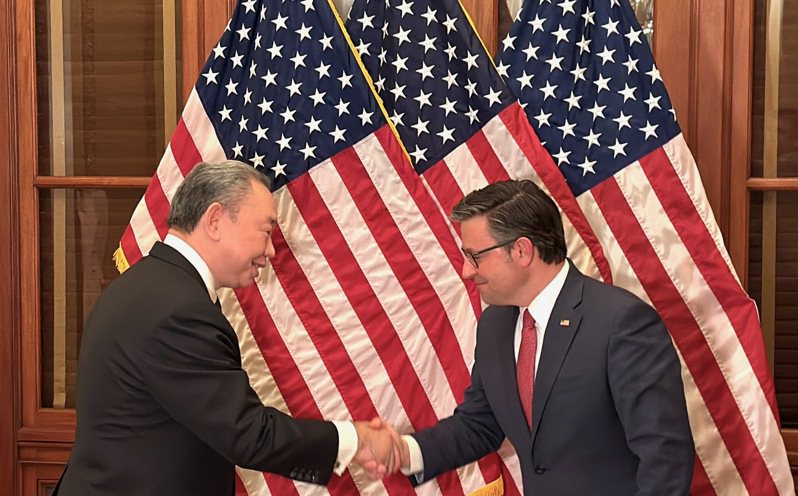 美國聯邦眾議院議長強生（Mike Johnson，右）9日下午會晤中華民國駐美代表俞大㵢（左）。華盛頓記者張文馨／攝影