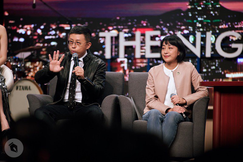時代力量黨主席王婉諭（右）與網紅「呱吉」、台北市前議員邱威傑（左）接受「賀瓏夜夜秀」專訪。