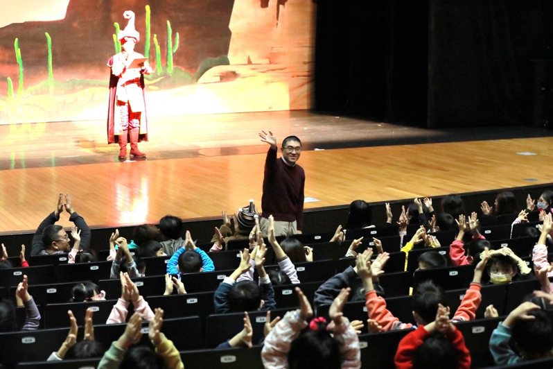 招待3千幼生看劇場，謝國樑：今年達成1區1室內兒童樂園。圖／基隆市政府提供