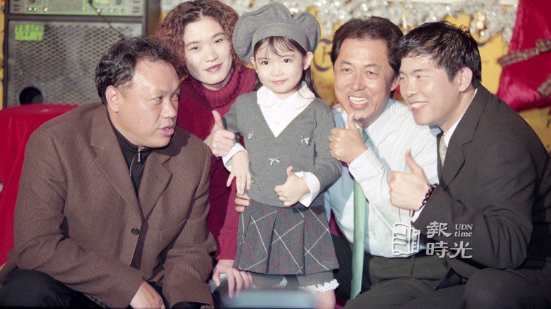 導演朱延平簽下他的「秘密武器」──五歲的「小安室奈美惠」蕭穎。圖／聯合報系資料照(1998/12/08  李府翰攝影)
