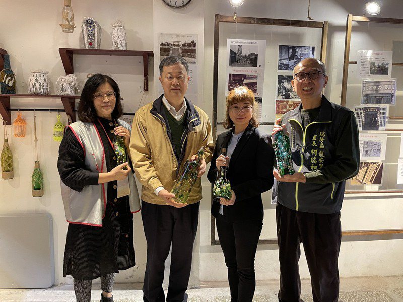 66歲劉韋妘女士在瑞芳區瑞芳老街文化觀光推展協會擔任駐點藝術家，讓老街獨有的瓶燈文化，受到遊客喜愛，及增加在地認同感。圖／觀天下有線電視提供