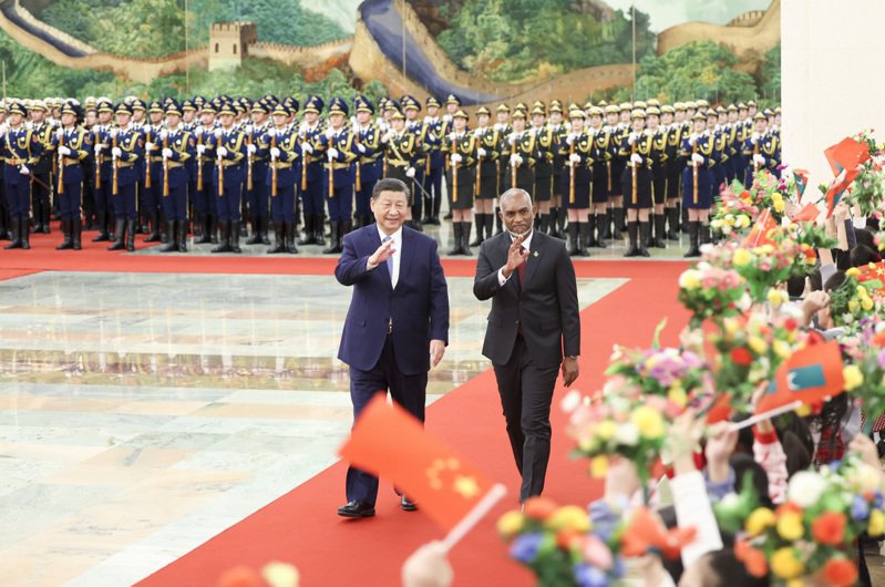 馬爾地夫總統穆伊茲（右）是今年第一位對中國大陸進行國事訪問的外國元首，也是第一位上任後先訪問中國而非鄰國印度的馬爾地夫總統。雙方聯合新聞公報強調，馬爾地夫反對一切台獨分裂活動。（新華社）