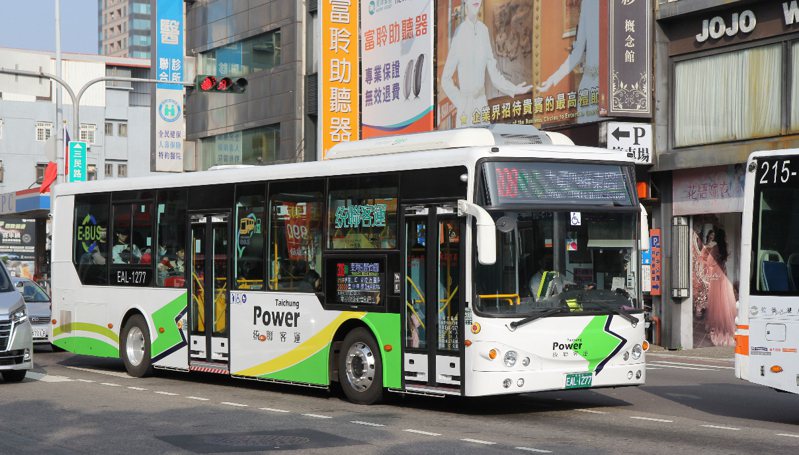 台中市公車有綠閃電塗裝，容易辨認。圖／交通局提供