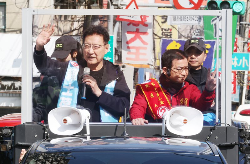 圖為國民黨副總統候選人趙少康（左）上午陪同立委候選人賴士葆（右）進行「台北站出來，侯康在眼前」車隊掃街。記者曾學仁／攝影