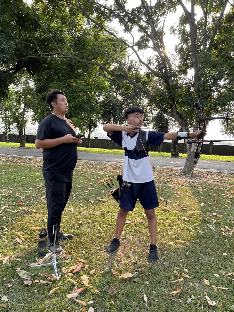 雲林縣林內國中的射箭隊是縣內第1個，但校內缺乏專門練習場，選手只能克難在禮堂或草地上簡易培訓。圖／林內國中提供