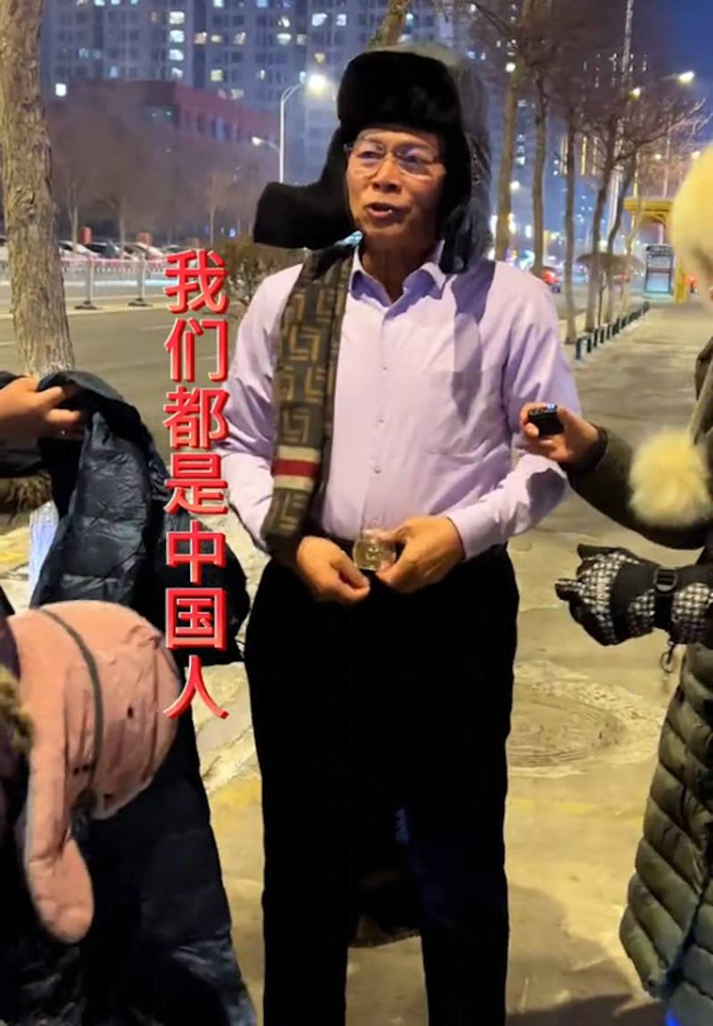 香港大叔在哈爾濱旅遊時接受網紅採訪，相關影片突然爆紅。（抖音）