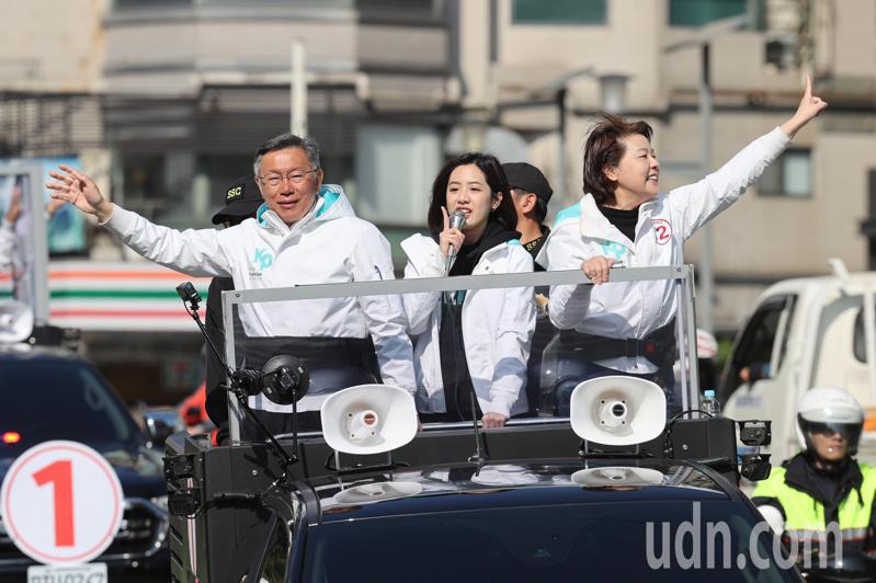 民眾黨總統候選人柯文哲（左）上午與台北市議員黃瀞瑩（中）、柯文哲競選總幹事黃珊珊（右）一起在台北市車隊掃街。記者蘇健忠／攝影