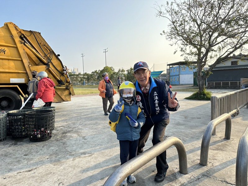 陳超明一早在竹南市區的垃圾車收取定點向鄉親拜票，並大方比2號。圖／陳超明競選總部提供