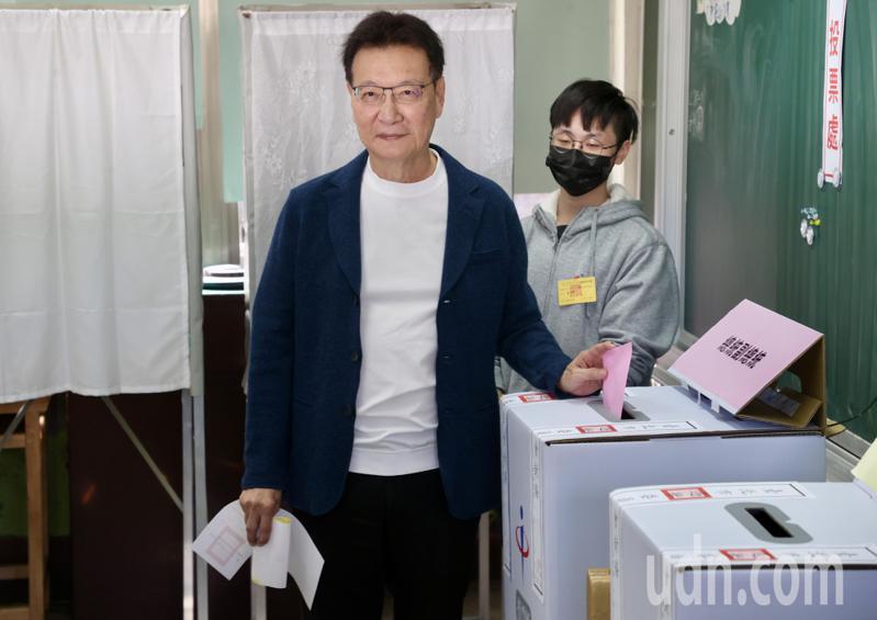 國民黨副總統候選人趙少康上午前往大安國中投票，他表示「選舉會決定國家的未來，希望大家投下神聖一票」。記者林俊良／攝影