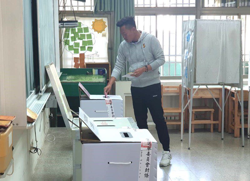 屏南立委無黨籍候選人蘇孟淳上午10時和父親蘇震清到潮州國中投票所投票。記者潘欣中／攝影