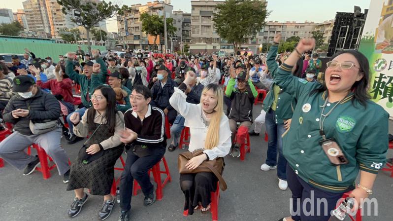 賴清德得票數領先不斷擴大，台南競選總部支持者嗨翻天。記者吳淑玲／攝影