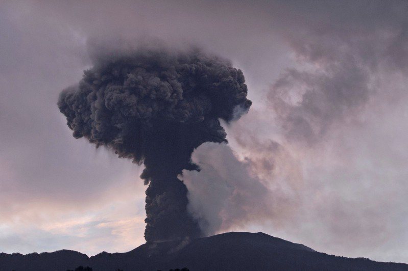 印尼地質機構指出，西蘇門答臘省馬拉畢火山發生致命爆發事件6週後，今天又再度噴發，從火山口向天空噴射的火山灰高達1300公尺。圖為1月14日，印尼西蘇門答臘島阿加姆的馬拉皮火山噴發。美聯社