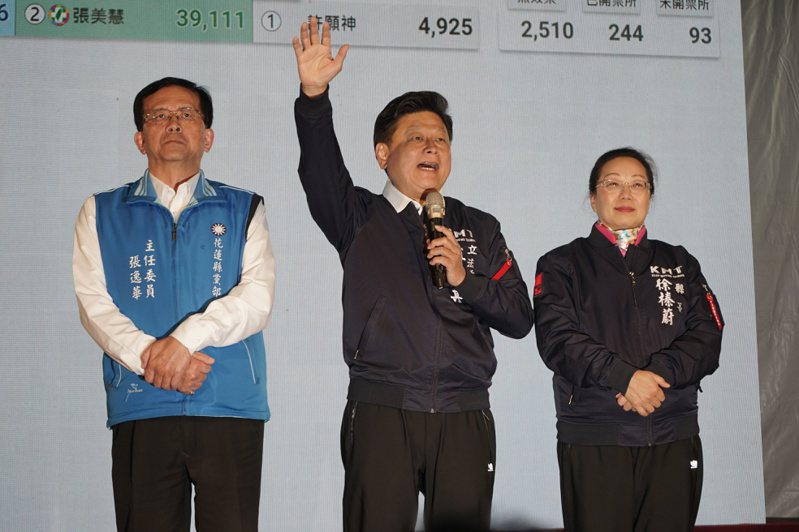 花蓮國民黨立委傅崐萁（中）在當選後，向民眾黨主席柯文哲喊話選後一定要藍白合作。本報資料照