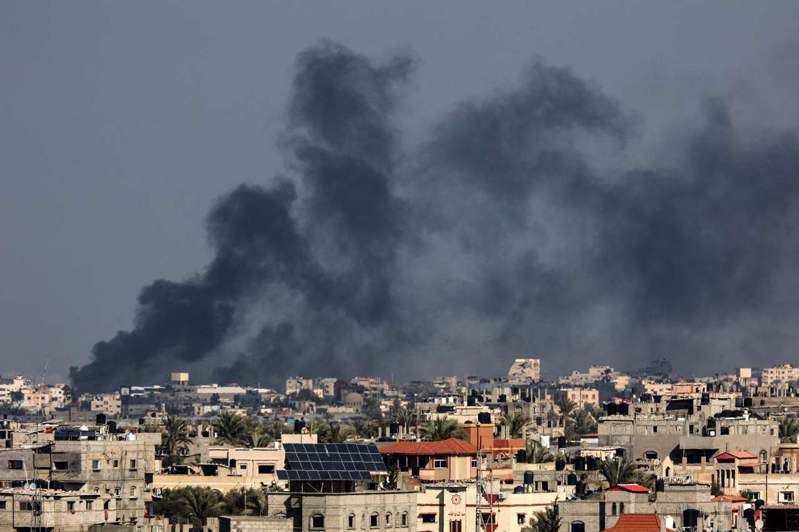 對區域造成衝擊的以哈戰爭延燒破百日，由哈瑪斯統治的加薩官員今天表示，以色列軍方連夜的「猛烈」轟炸導致當地再有數十人喪命。1月15日，以色列轟炸期間，加薩地帶南部的汗尤尼斯上空滾滾濃煙。法新社