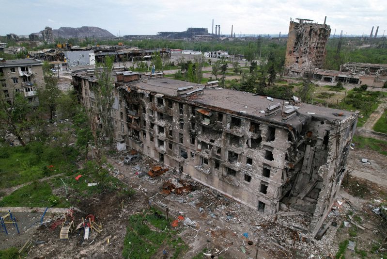 俄烏開戰迄今已近2年。俄羅斯當局今天宣布，已將超過200名烏克蘭戰俘判處多年刑期，部分戰俘甚至面臨終生監禁。圖為烏克蘭南馬立波，阿佐夫斯塔爾鋼鐵廠附近一座嚴重受損的住宅大樓。路透