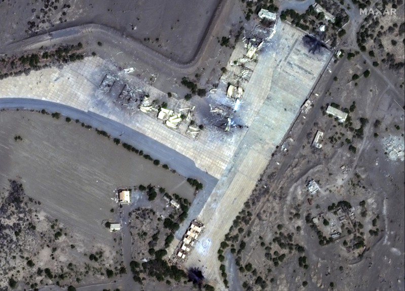 葉門荷台達機場遭到美、英空軍轟炸後景況，胡塞組織（Houthi）揚言展開猛烈報復。美聯社