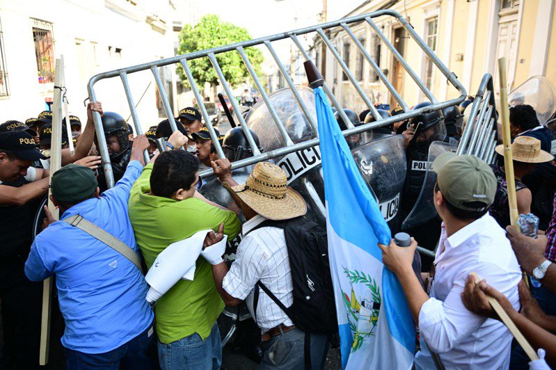 台灣友邦瓜地馬拉總統就職典禮因國會阻撓而推遲，引爆街頭數百抗議人士怒火，試圖闖越路障與警方爆發衝突。法新社