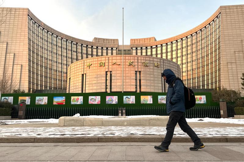 中國人民銀行15日開展人民幣9,950億元一年期MLF操作，利率持平於2.5%。（路透）