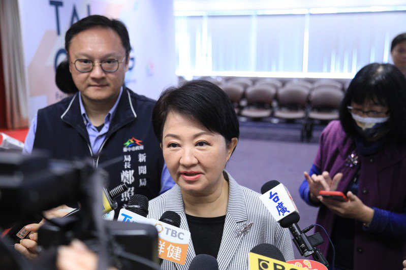 台中市長盧秀燕說，不分黨派，新任立委都說要推動捷運，讓她看到「一線龧光」。記者陳秋雲/攝影