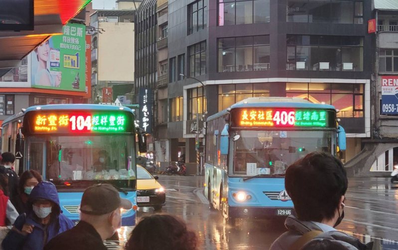 一名大陸網友透露，自己常看到台灣公車司機在擋風玻璃放乖乖餅乾。示意圖／聯合報系資料照片