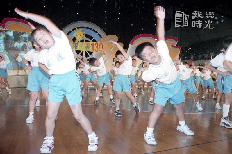 教育部在台北市立體育學院舉辦「飛躍青春130」新式健康操發表會。圖／聯合報系資料照(1997/09/21 本報記者攝影)