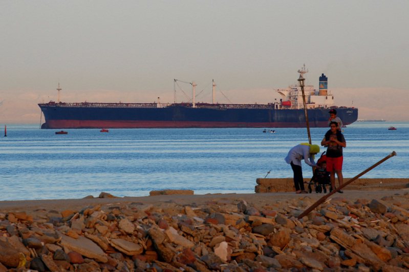 經濟學者伊爾艾朗表示，紅海貨輪遭攻擊，不僅使航運成本提高，還將使全球供應鏈備受干擾，並推動原油價格上漲，通膨有再度升高的風險，並將打擊全球經濟成長。路透