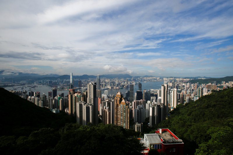 世邦魏理仕（CBRE）的調查顯示，在經濟形勢不明朗的情況下，今年尋求出售資產的亞洲房地產投資人數量創紀錄。在主要市場中以香港的悲觀情緒最嚴重。圖為從香港山頂俯瞰維多利亞港和市中心的天際線。路透