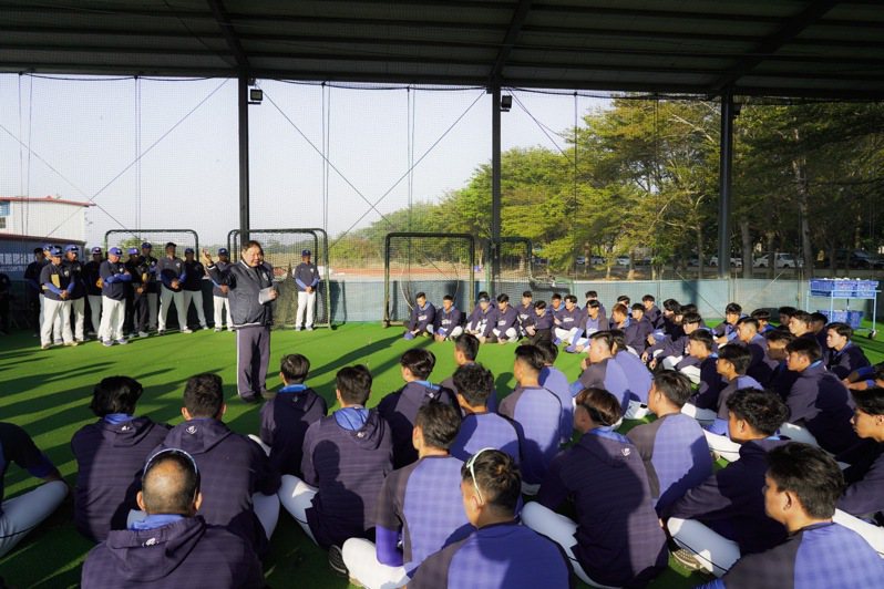 富邦悍將隊昨天在嘉義稻江棒球場開訓。圖／富邦悍將隊提供