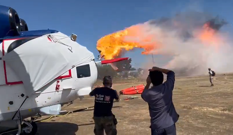 飛行員羅布萊斯因參與智利撲滅森林大火，在低空飛行灑水時卻不慎撞上路面上的電線桿，飛機在空中燃成火球，因公殉職。擷自X平台
