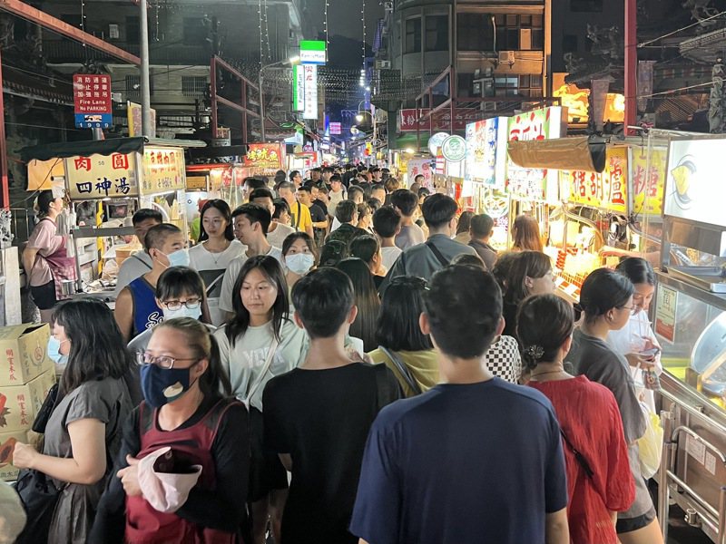 台灣夜市文化興盛，小吃更是遍布大街小巷，各地區都有出名的街頭美食，圖為士林夜市。 圖／聯合報系資料照片