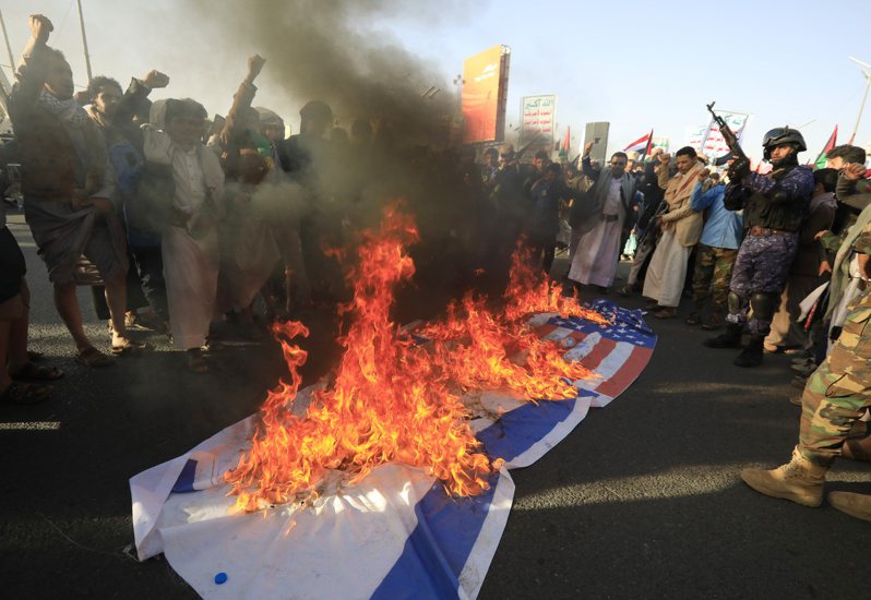 伊朗支持的葉門「青年運動」（Houthi）焚燒以色列及美國國旗。 歐新社