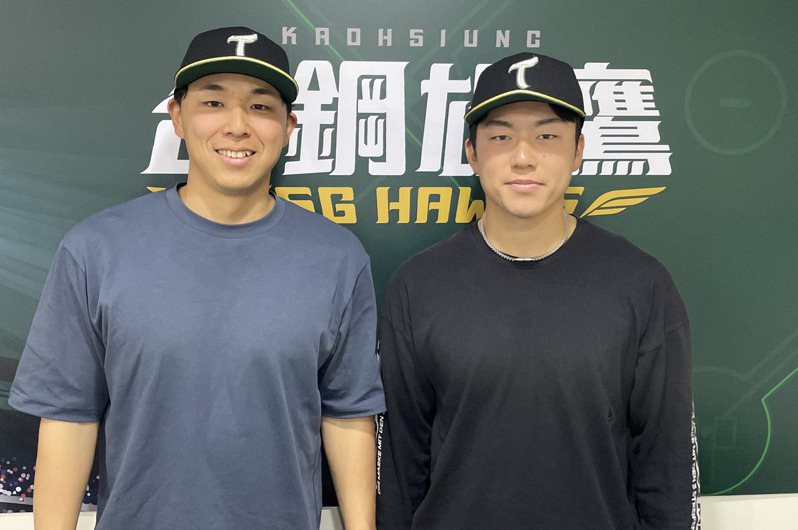 日本投手笠原祥太郎(左)、小野寺賢人。台鋼雄鷹提供
