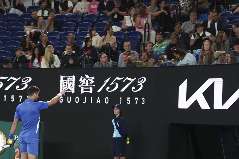 塞爾維亞網球名將約克維奇（Novak Djokovic）今天在比賽期間與觀眾爆發口角，甚至怒嗆對方「要不要下來當著我的面講」。 美聯社