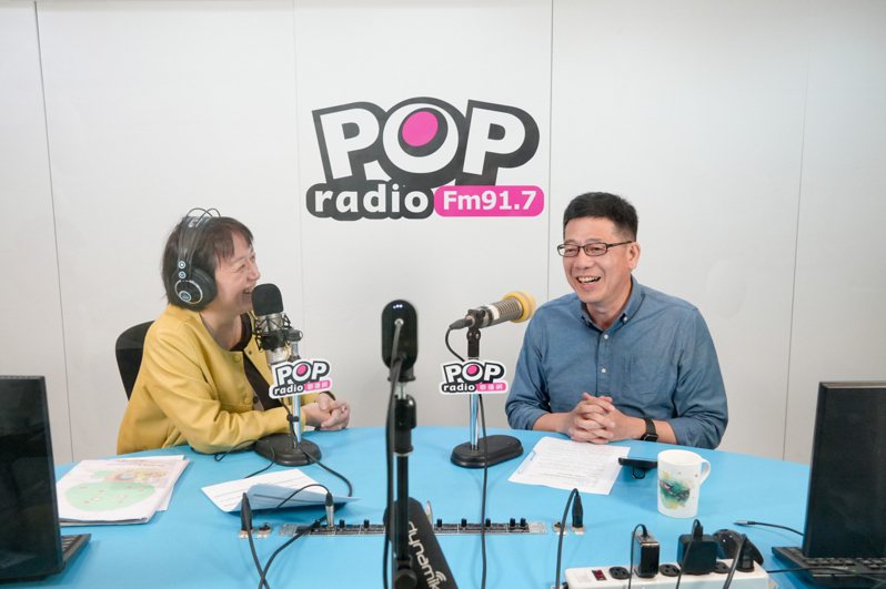 民眾黨前秘書長謝立功（右）今天接受廣播節目「POP搶先爆」主持人邱明玉（左）專訪。圖/POP Radio提供
