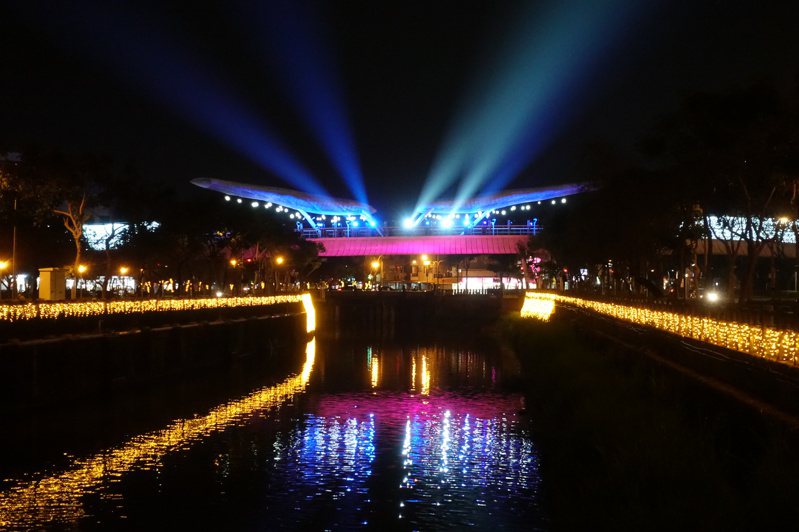 萬年溪燈區推出燈光秀「無限之光」。記者劉星君／攝影