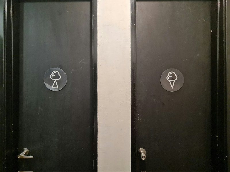 馬來西亞有雪榚店廁所標誌欠清晰，易混淆性別引來網友熱議。（Twitter＠danieleskay）