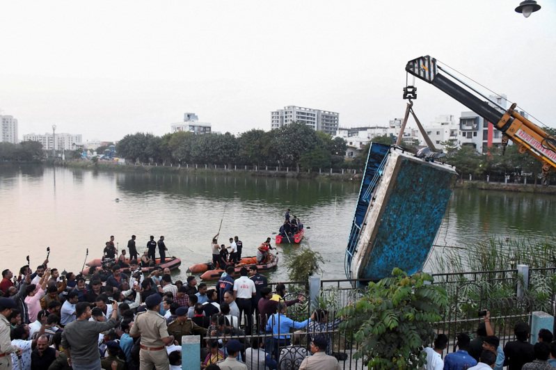 印度一所學校昨天下午舉辦郊遊活動，師生所搭的遊湖船疑因超載翻覆，至少有14名學生、2名教師不幸溺斃。 路透