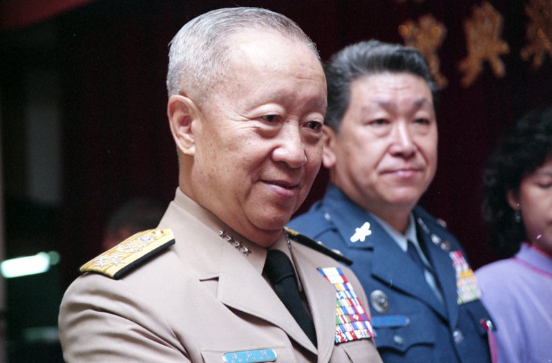 1994年，參謀總長劉和謙赴空軍官校，頒獎表揚優良教官。圖／聯合報系資料照片